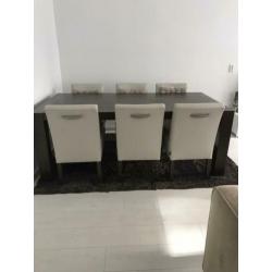 Eettafel en stoelen