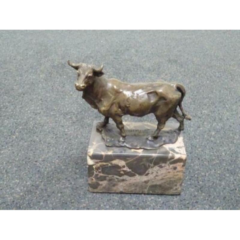 Bronzen koe op marmeren sokkel.