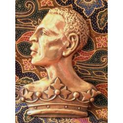 Zeldzame antieke bronzen plaquette van hoofd met een kroon.