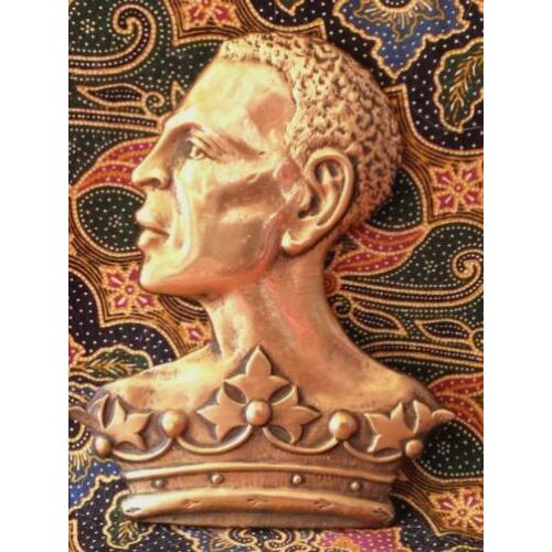 Zeldzame antieke bronzen plaquette van hoofd met een kroon.