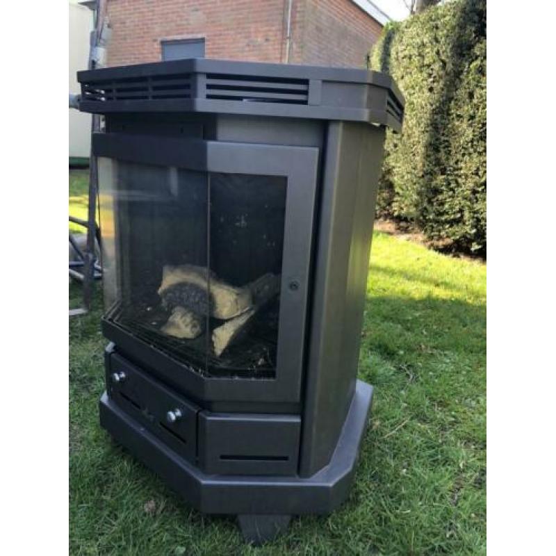 Gebruikte gas haard. Met dakdoorvoer en twee verleng buizen
