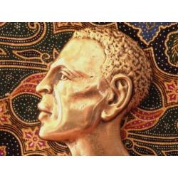 Zeldzame antieke bronzen plaquette van hoofd met een kroon.