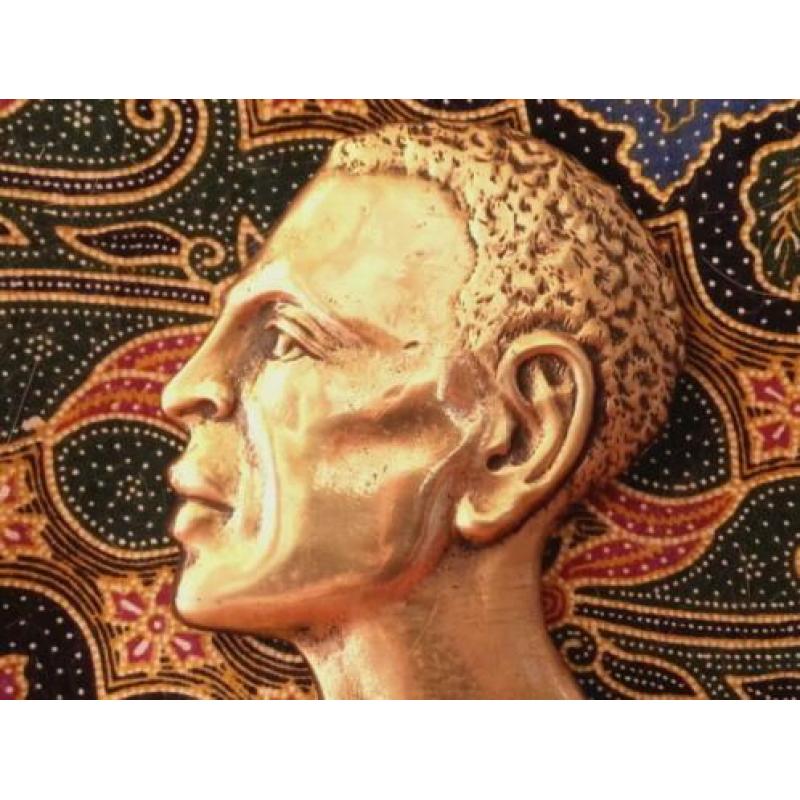 Zeldzame antieke bronzen plaquette van hoofd met een kroon.