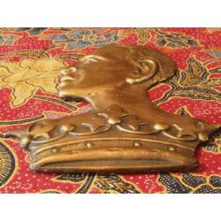 Zeldzame antieke bronzen plaquette van hoofd met een kroon.