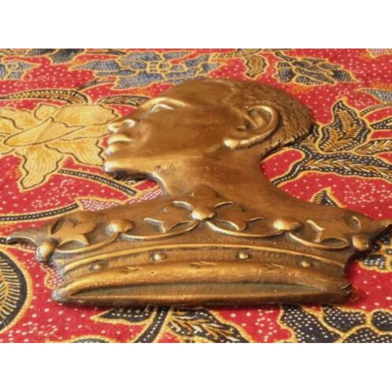 Zeldzame antieke bronzen plaquette van hoofd met een kroon.