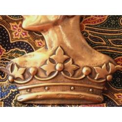 Zeldzame antieke bronzen plaquette van hoofd met een kroon.