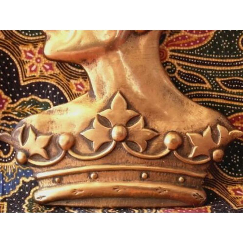 Zeldzame antieke bronzen plaquette van hoofd met een kroon.