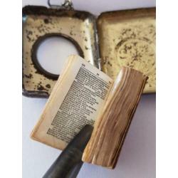 Bryce's smallest dictionary of the world. In medaillon.
