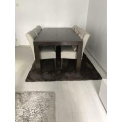 Eettafel en stoelen