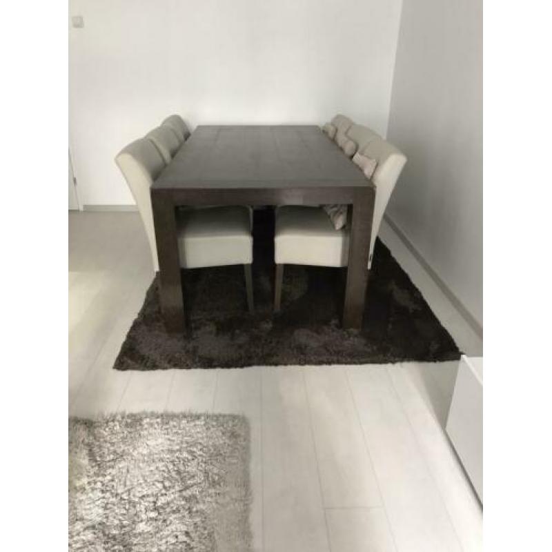 Eettafel en stoelen