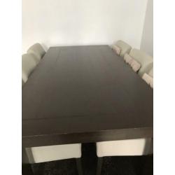 Eettafel en stoelen