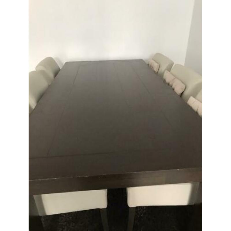 Eettafel en stoelen