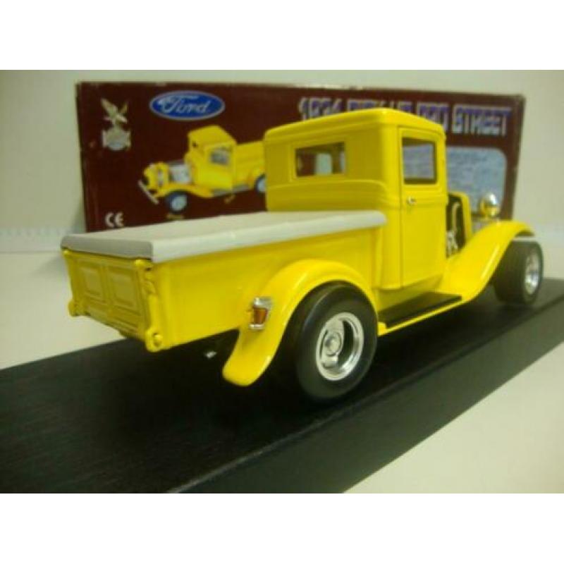 Ford 1934 Pro Street pick-up geel Road Tough 1:18 KRD