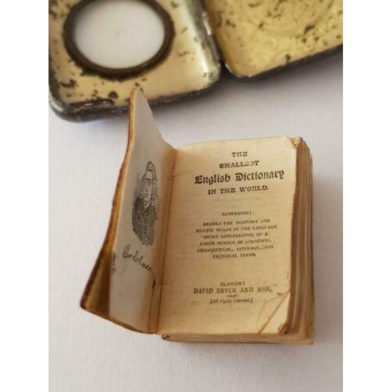 Bryce's smallest dictionary of the world. In medaillon.