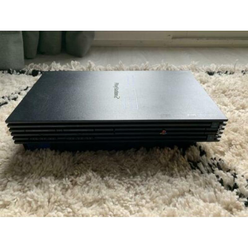 Playstation 2 met 2 controllers en 7 games