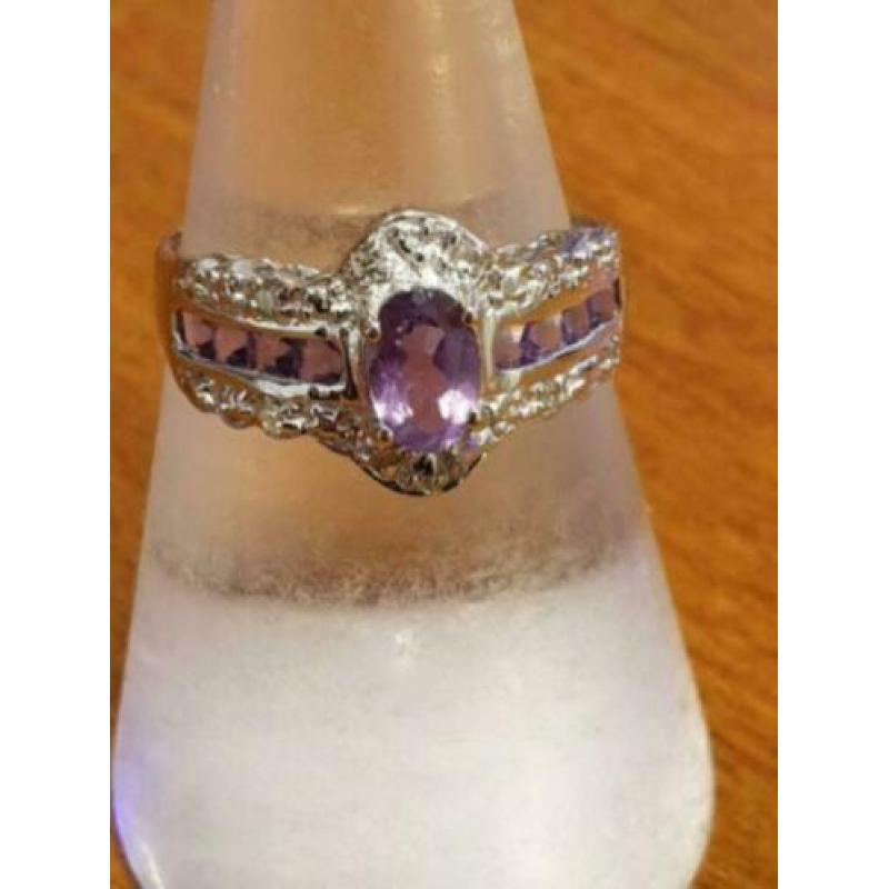 Mooie witgouden ring met Amethisten en 0.12 carat Diamant.