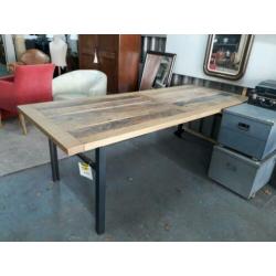 Industriële eettafel