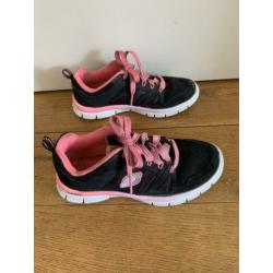 Skechers schoenen maat 35 meisje zwart roze