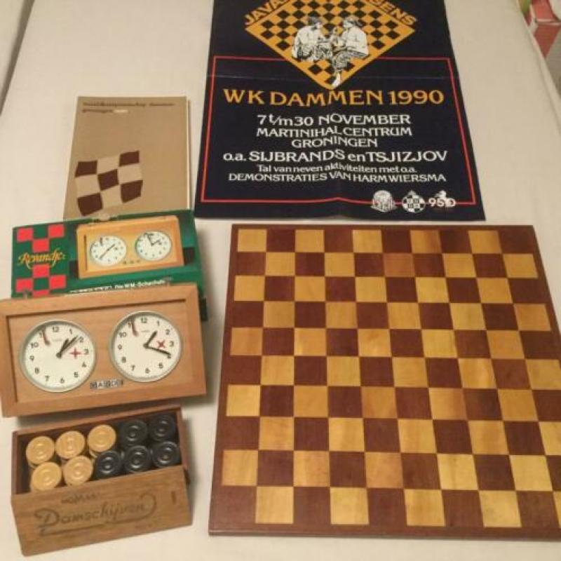 Dammen - dambord + schijven + klok + boek + poster WK 1990