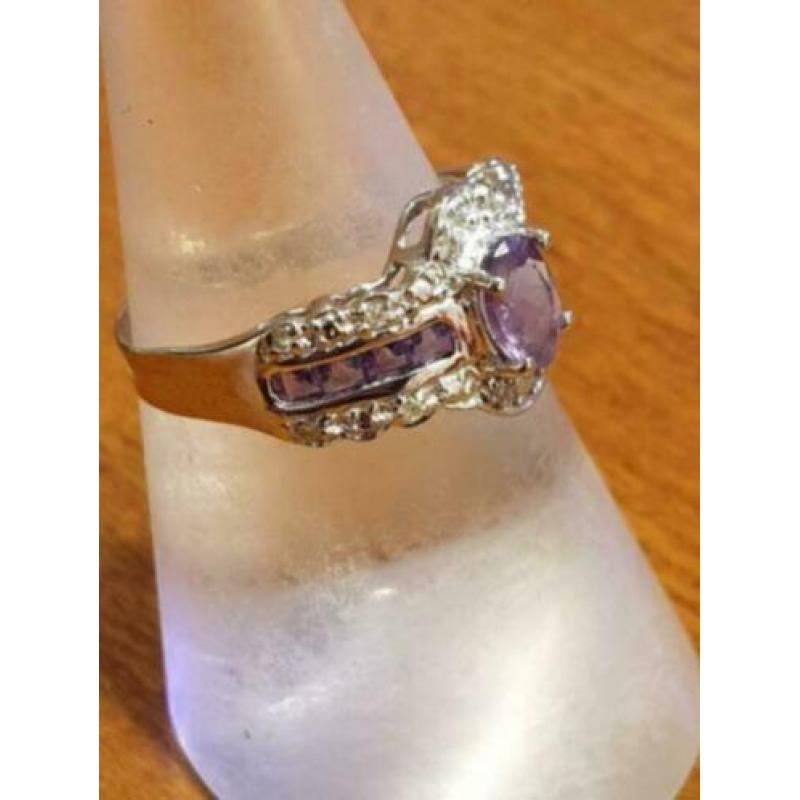 Mooie witgouden ring met Amethisten en 0.12 carat Diamant.