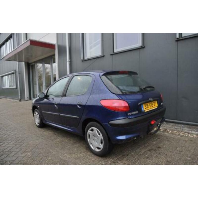 Peugeot 206 1.4 Gentry NIEUWE APK AIRCO NAP TREKHAAK