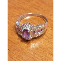 Mooie witgouden ring met Amethisten en 0.12 carat Diamant.