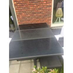 Moderne tuinset glas en metalen frame met witte kussens