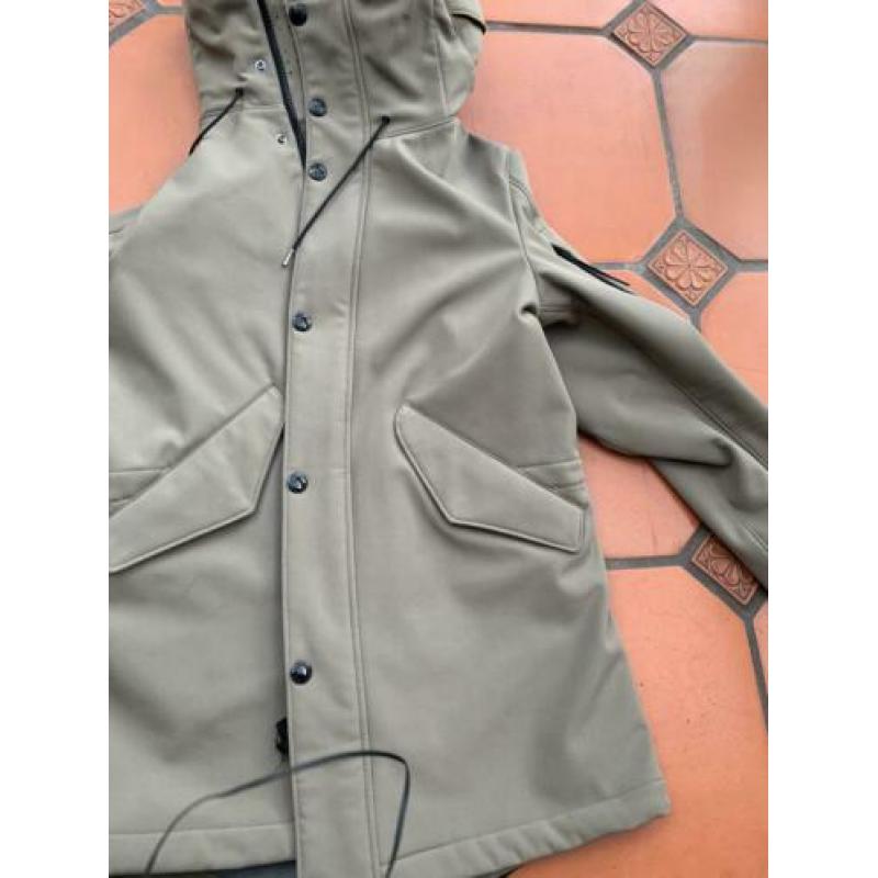 Cp company shoftshell parka valt als een kleine M grote S