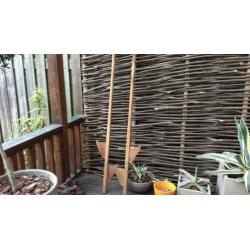 Oude houten stelten - buiten spelen of decoratie gratis