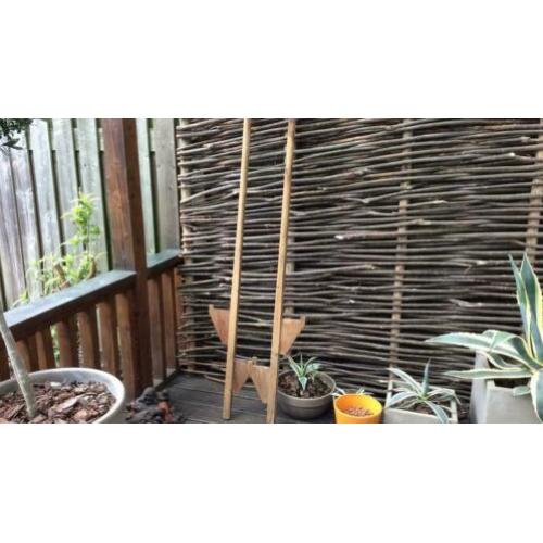 Oude houten stelten - buiten spelen of decoratie gratis