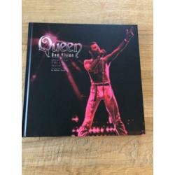 Queen - One Vision. 4 DVD's en Boek-Set. Nieuwstaat.