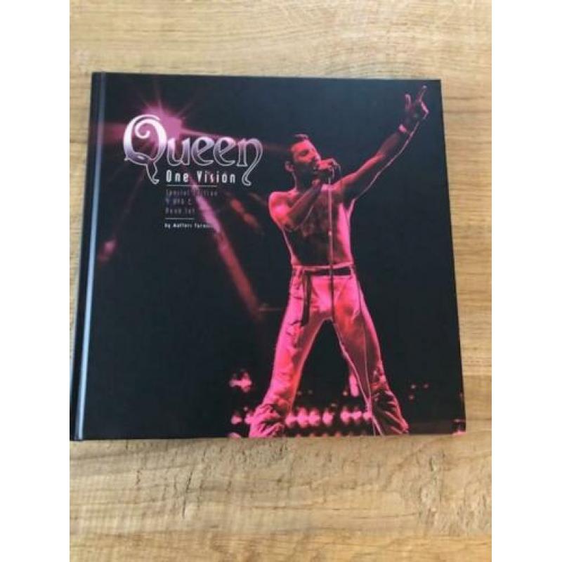 Queen - One Vision. 4 DVD's en Boek-Set. Nieuwstaat.