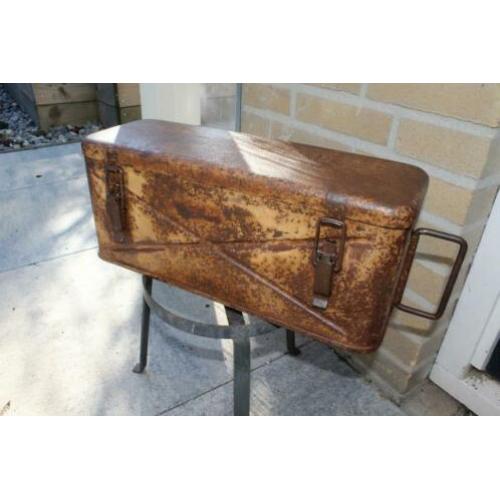 Duitse kist 10,5cm LFH 18 Einheitsfarbe gelb met binnenrek
