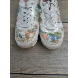 Super gave meisjes sneakers maat 31 ( nieuwstaat)