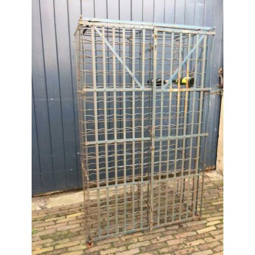 Vintage metalen wijnrek / kooi voor 300 flessen