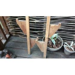 Oude houten stelten - buiten spelen of decoratie gratis
