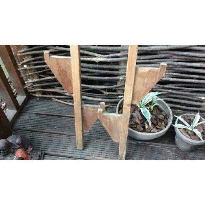 Oude houten stelten - buiten spelen of decoratie gratis
