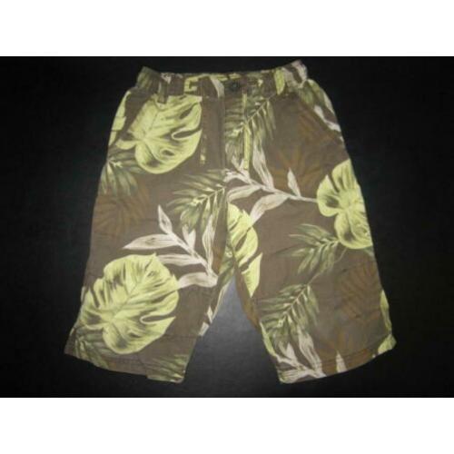 Super gave blader print H&M short maat 122.