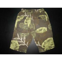 Super gave blader print H&M short maat 122.