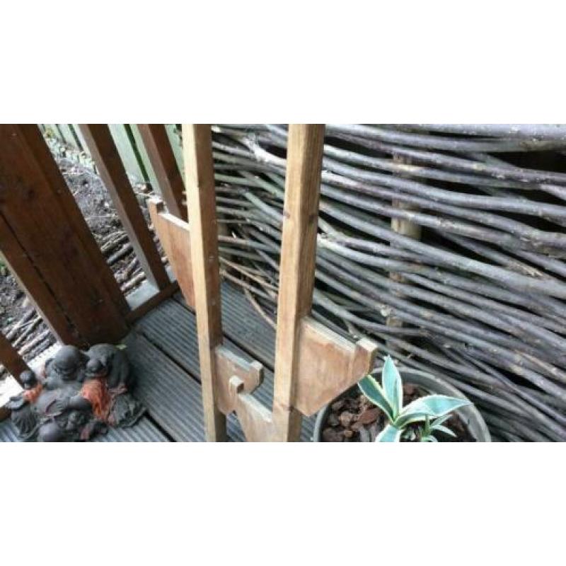 Oude houten stelten - buiten spelen of decoratie gratis