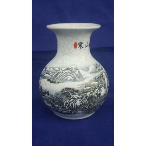 Chinees porselein vaas met landschapsdecor