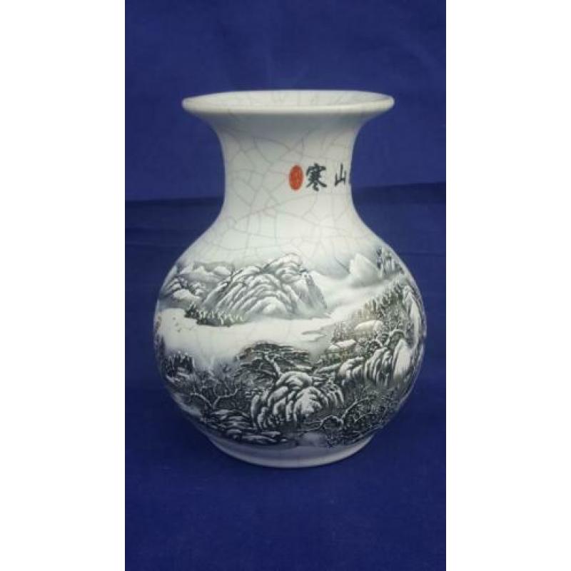 Chinees porselein vaas met landschapsdecor