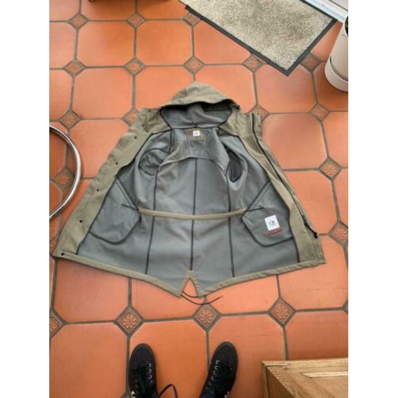 Cp company shoftshell parka valt als een kleine M grote S
