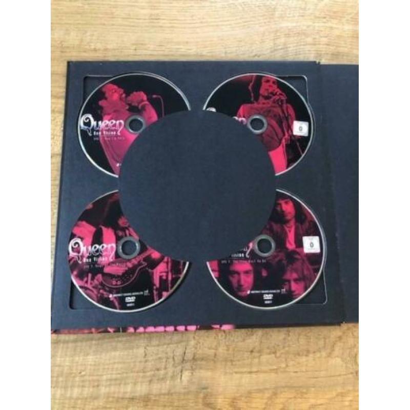 Queen - One Vision. 4 DVD's en Boek-Set. Nieuwstaat.
