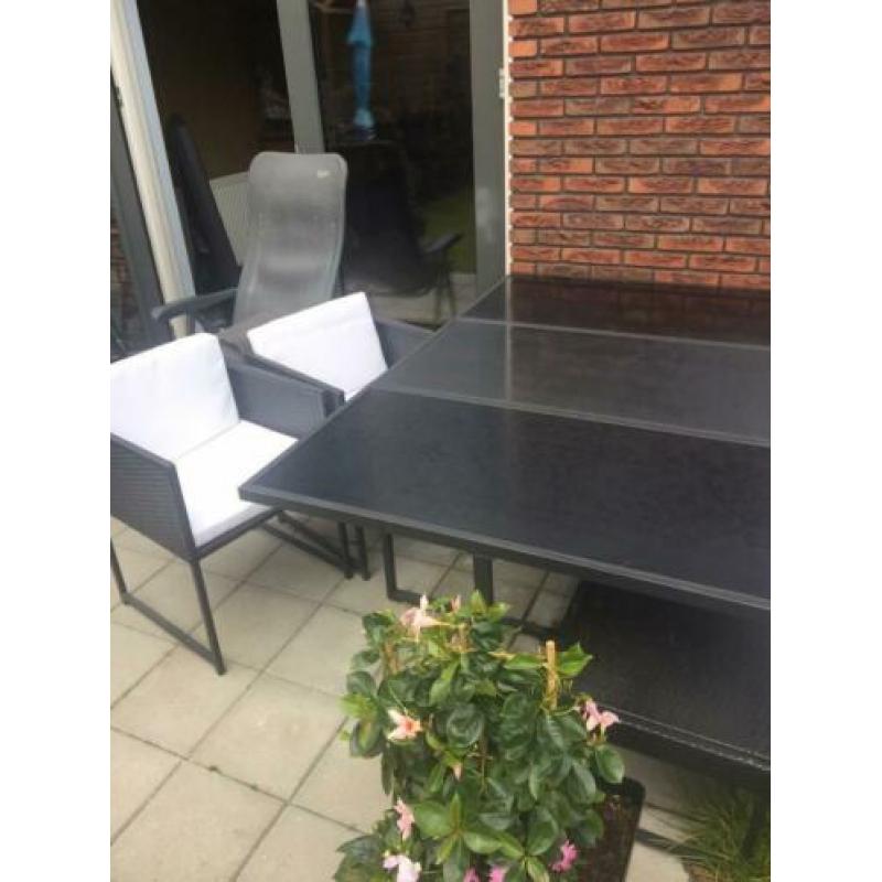 Moderne tuinset glas en metalen frame met witte kussens
