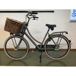 Cortina dames stadfiets met rieten mand!