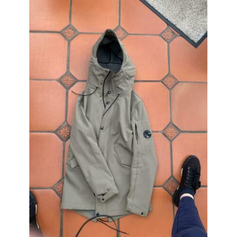 Cp company shoftshell parka valt als een kleine M grote S
