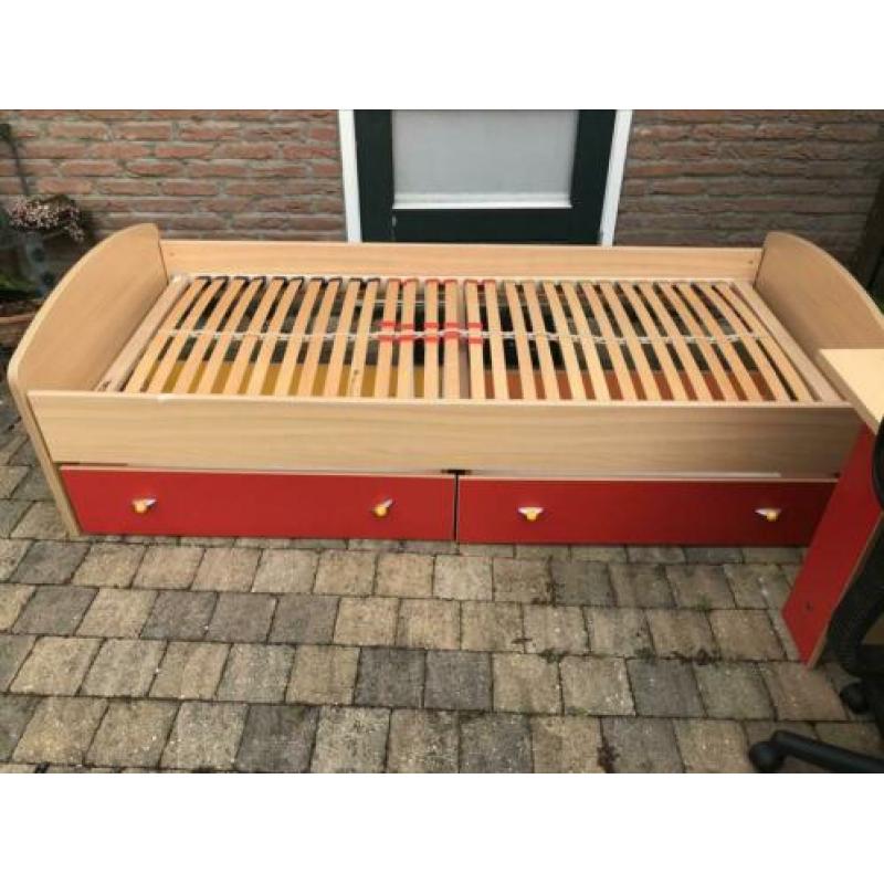 Kinderbed met bureau
