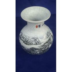 Chinees porselein vaas met landschapsdecor