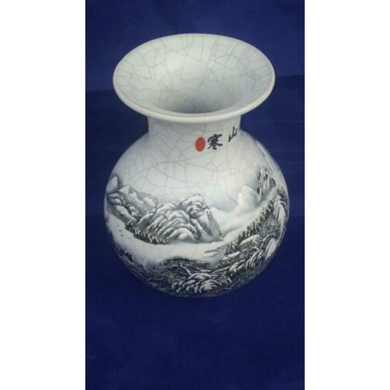 Chinees porselein vaas met landschapsdecor